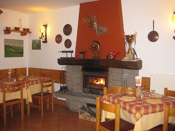 Sala interna con camino