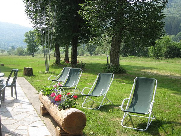 Giardino con sdraio